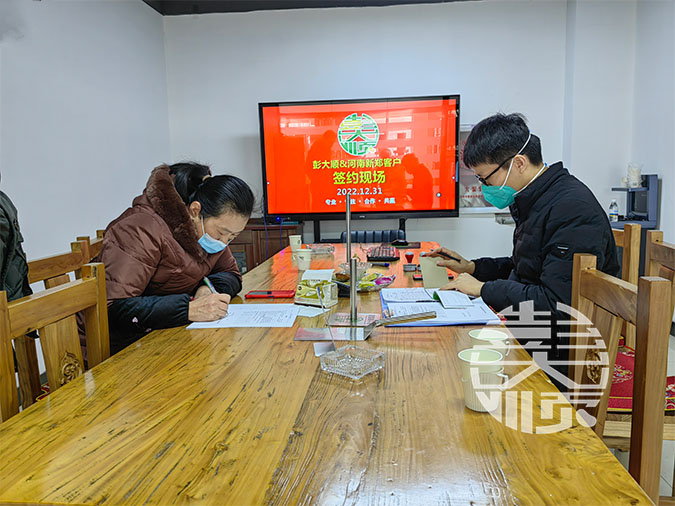 郑州客户与凯发k8国际(中国)官方网站·一触即发签订设备合同现场