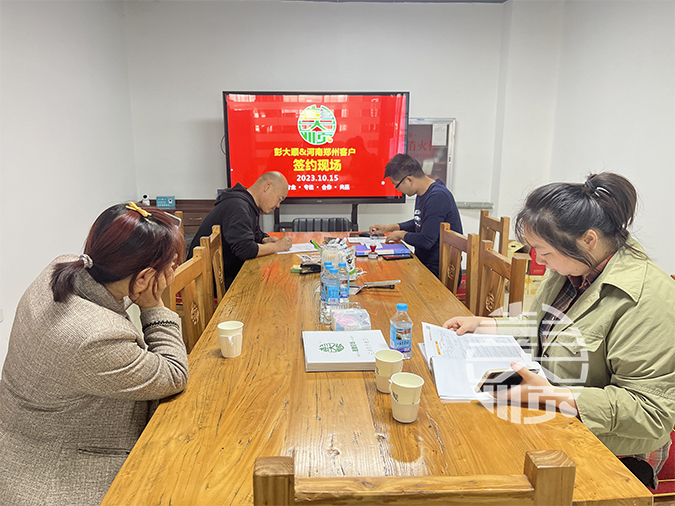 河南郑州客户与凯发k8国际(中国)官方网站·一触即发签订豆腐一体机订购协议现场